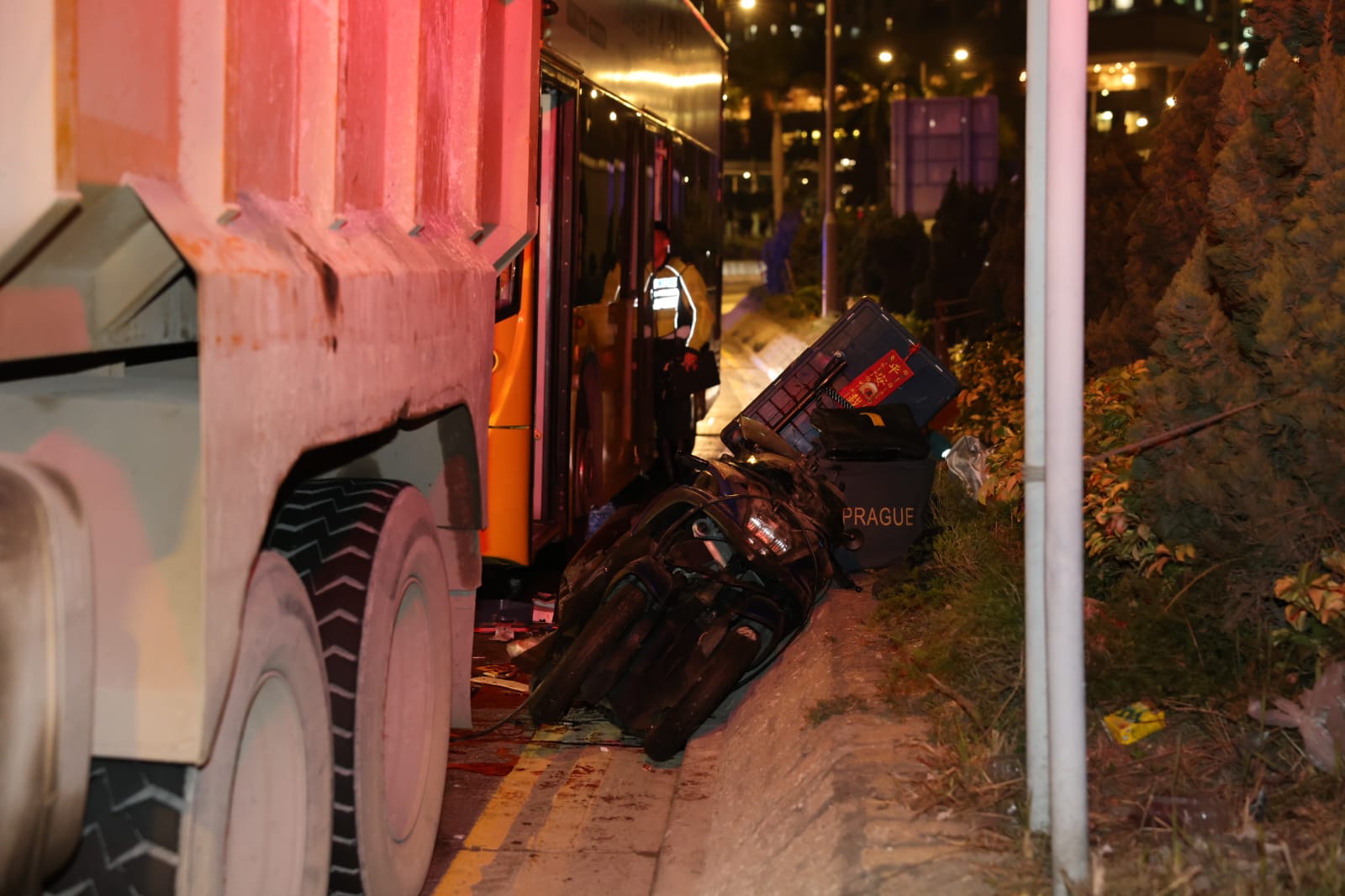 將軍澳奪命車禍︱鐵騎士被夾頭不治