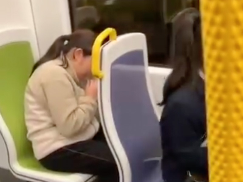 13 歲少女輕鐵車廂吸太空油