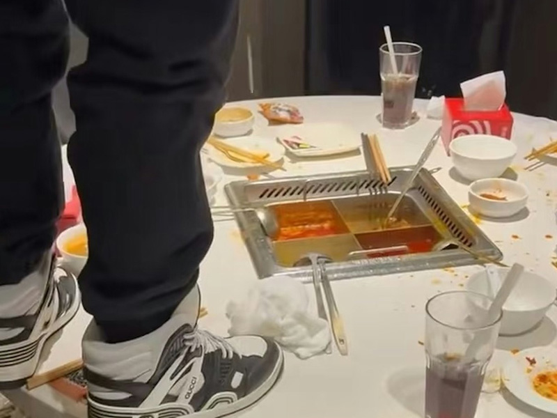 男子在海底撈，往鍋底內小便