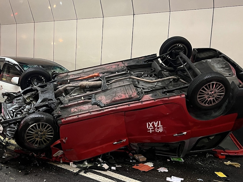 城門隧道凌晨嚴重車禍,平治司機棄車逃逸 城門隧道凌晨嚴重車禍,平治司機棄車逃逸