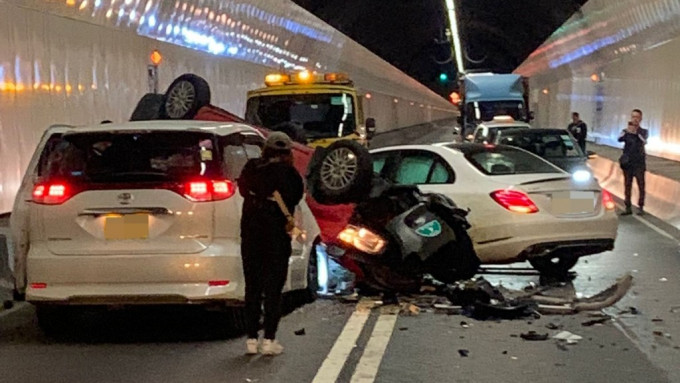 城門隧道凌晨嚴重車禍，平治司機棄車逃逸