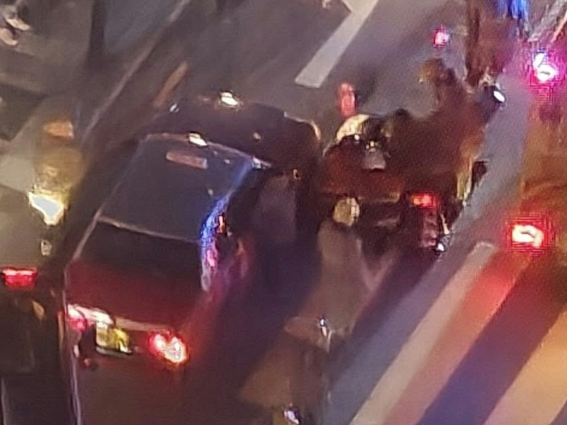 女童遭的士撞,腳部被困車底 女童遭的士撞,腳部被困車底