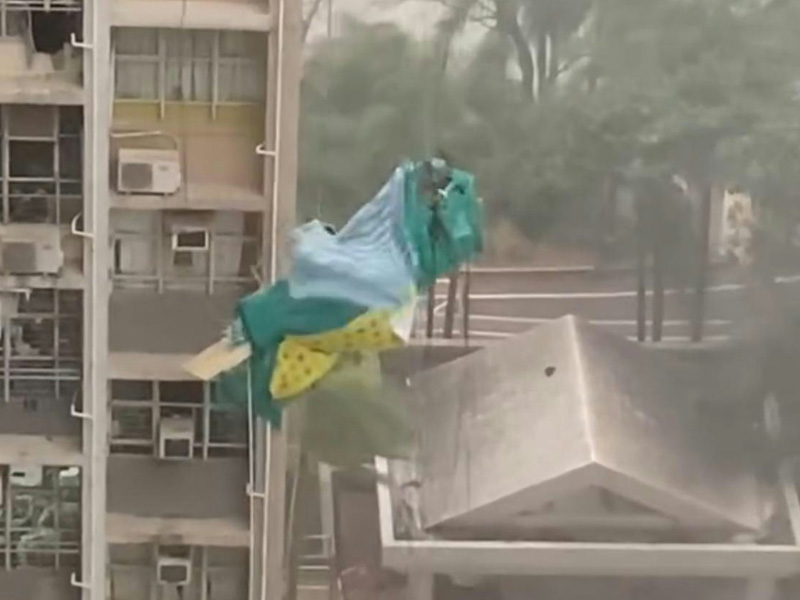 天瑞邨吊船風雨中 10 樓狂搖