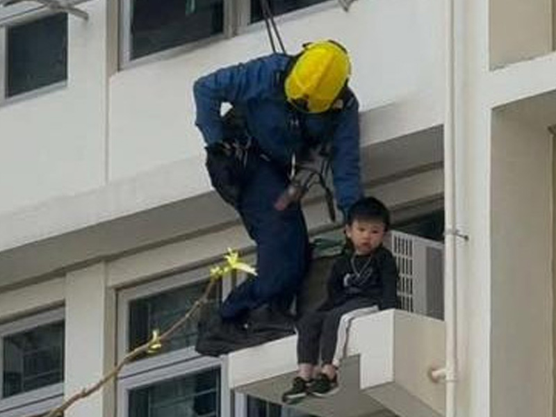 粉嶺 2 男童爬出窗台危坐 (有片)
