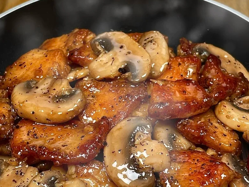 黑椒口蘑炒雞胸肉，香氣四溢超美味