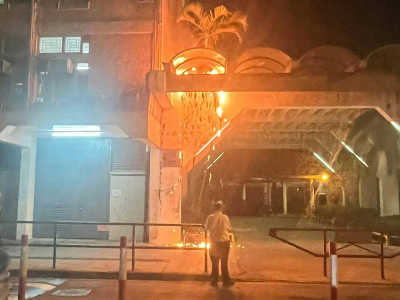 上水天平邨膠簷篷起火，火舌跌落地面