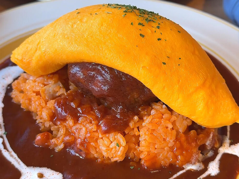 蛋包飯裡竟藏著超厚漢堡排？！