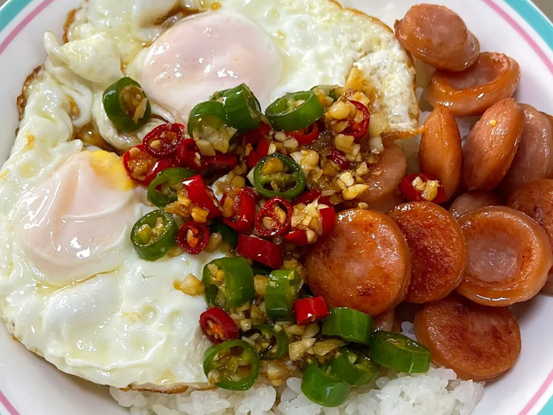 烤腸溏心蛋拌飯