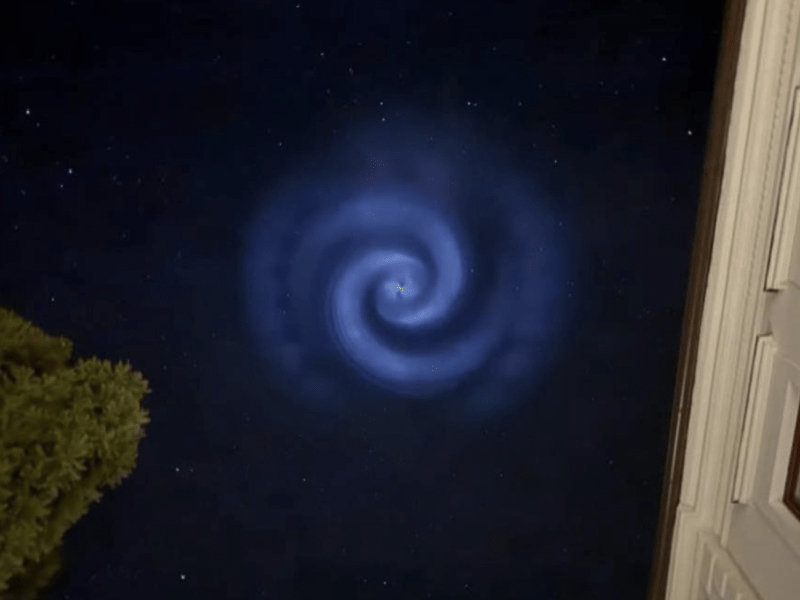 英國夜空驚現，神秘藍白螺旋光團