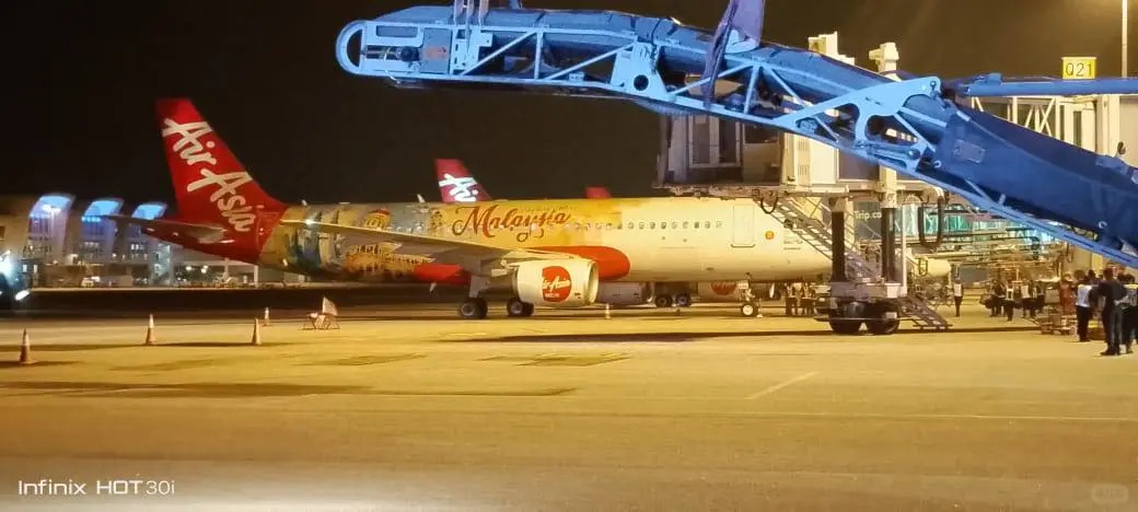 吉隆坡飛深圳 Airasia 空中引擎起火