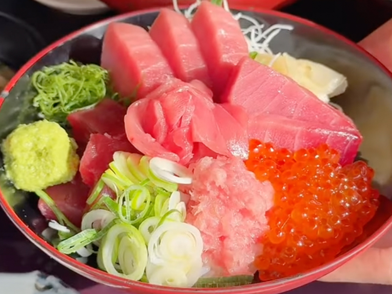 美女大海鮮蓋飯