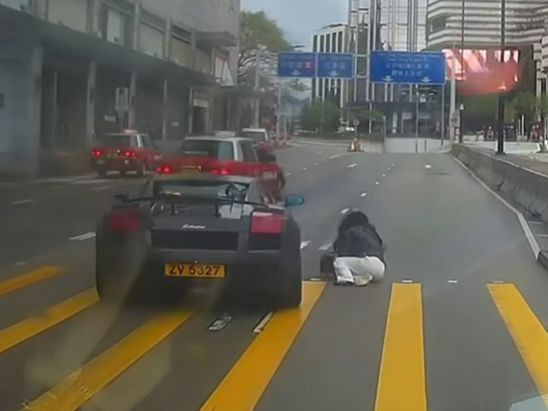 尖沙咀林寶堅尼，撞飛女遊客