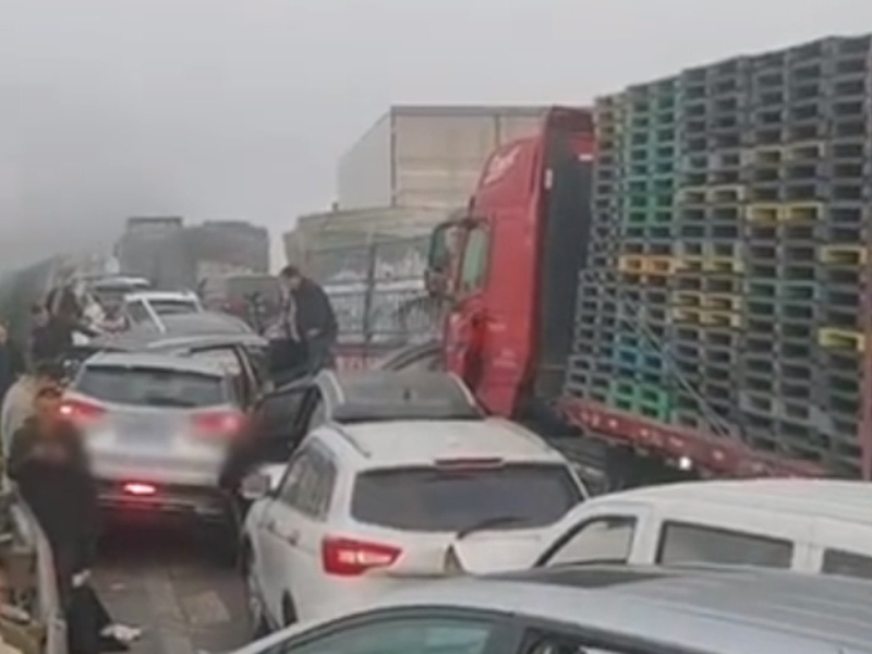 高速公路意外，大貨車擠壓 30 車