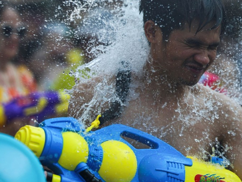 泰國潑水節，首日 27 死、201 傷