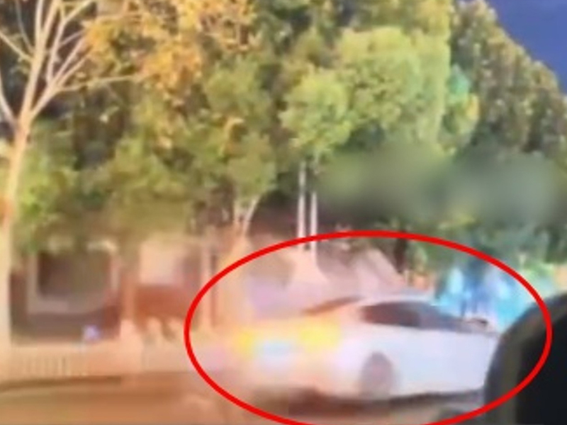 與女友發生爭執,男子駕車撞路過一家三口 與女友發生爭執,男子駕車撞路過一家三口