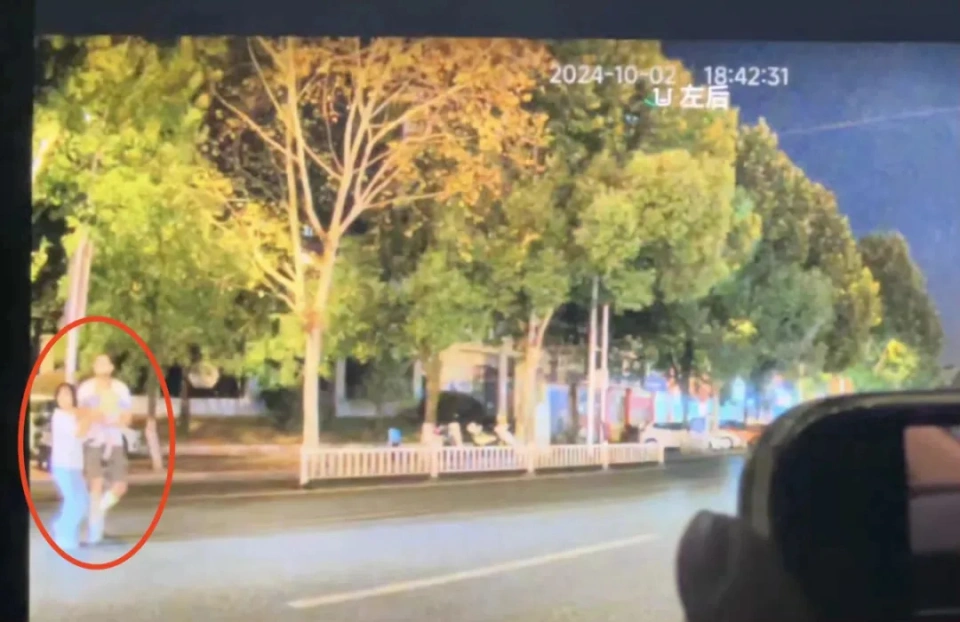 與女友發生爭執，男子駕車撞路過一家三口