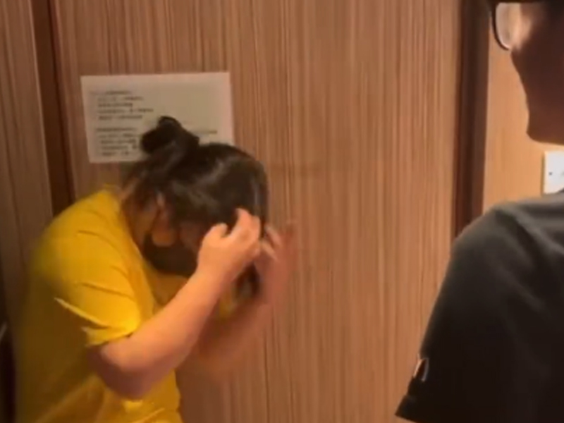 麥當勞男職員，斥責女職員兼吐口水