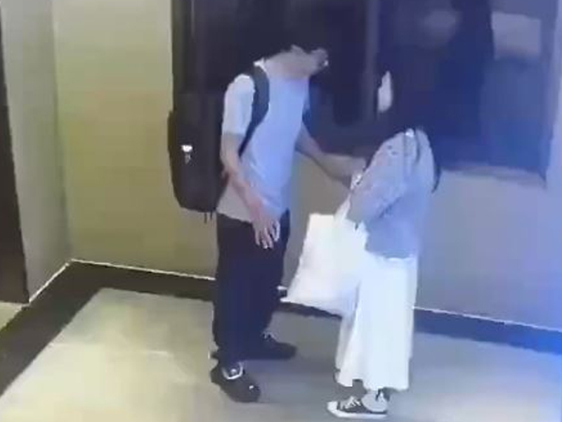 情侶吵架，男子撞破酒店窗戶跳出