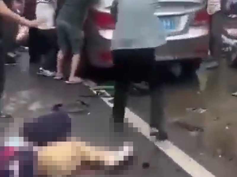 小學門口發生，無差別車撞人群事件