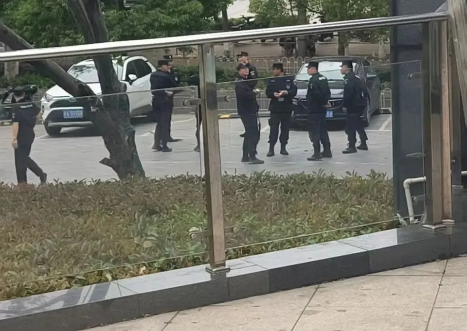 7 點起床 1 點睡覺，腦幹出血 ICU 抢救