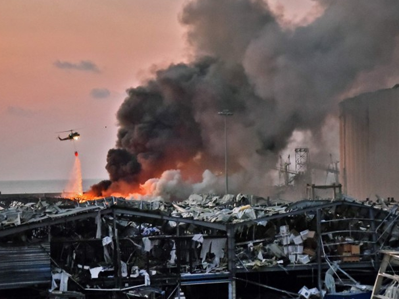 爆炸致 14 死 700 傷，港口火勢尚未撲滅