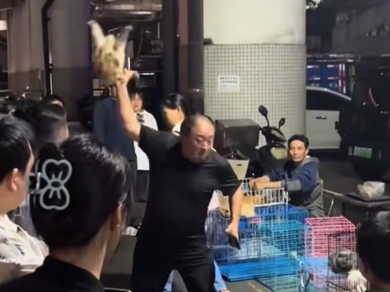 男子因退款糾紛，當眾摔死小狗