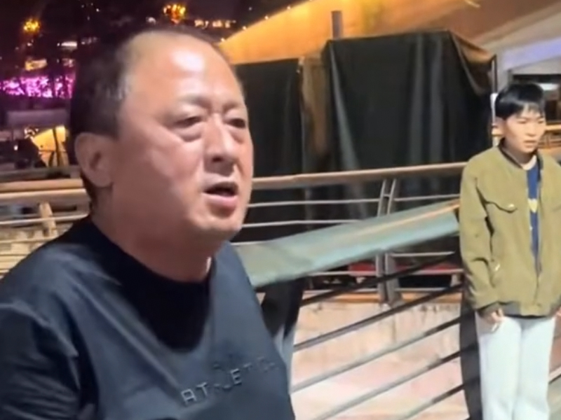 男子因退款糾紛，當眾摔死小狗