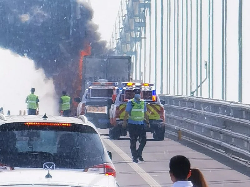 深中通道貨車起火，交通一度癱瘓​