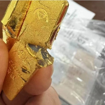網民稱在銀行買到假金
