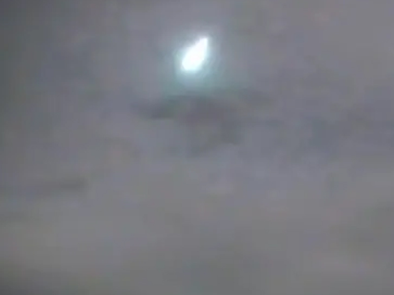 夜空突現神秘藍色光球 居民目擊全程