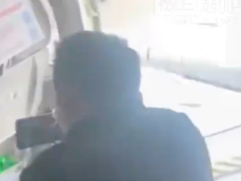 又有中國乘客，擅自打開飛機艙門