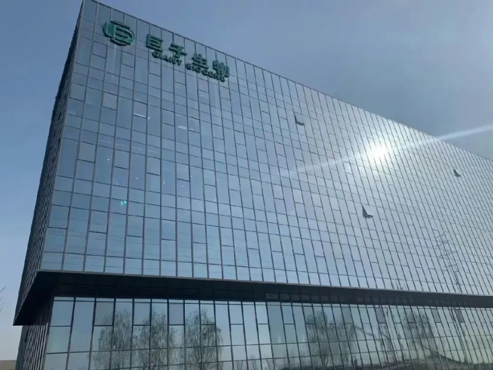 身家 440 億！大學副校長成首富