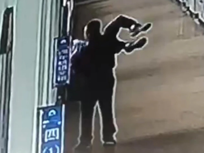 小學生被老師拎起，懸空 3 樓窗外