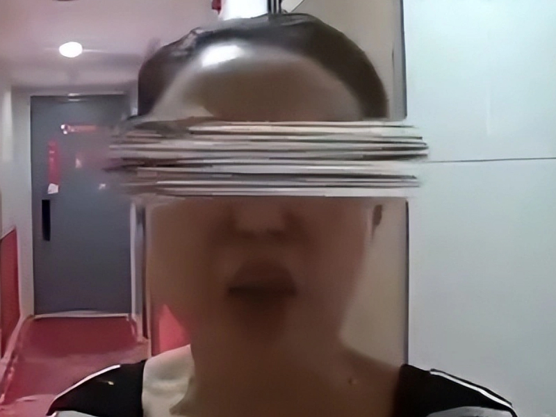 精神病鄰居持刀砍門