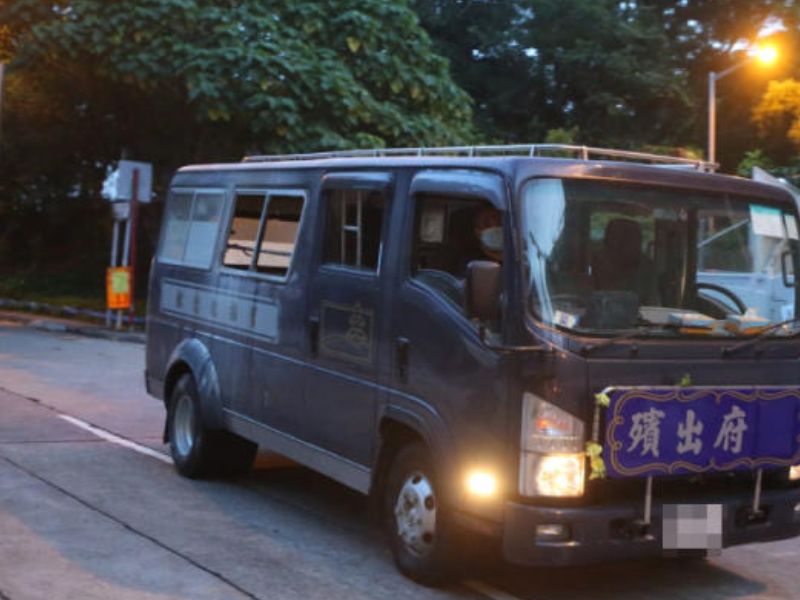 載遺體靈車失控自炒