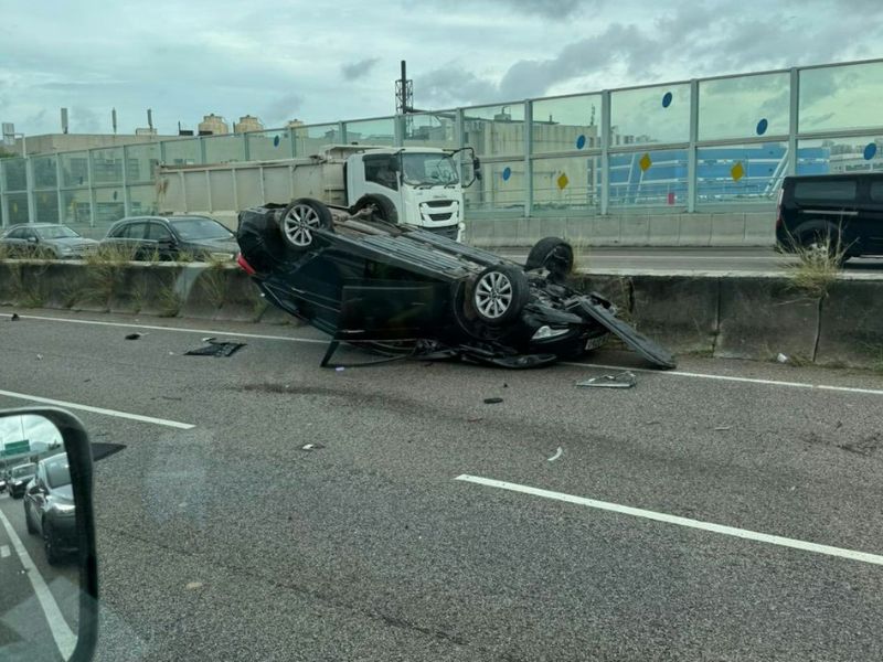 元朗交通事故 私家車四輪朝天
