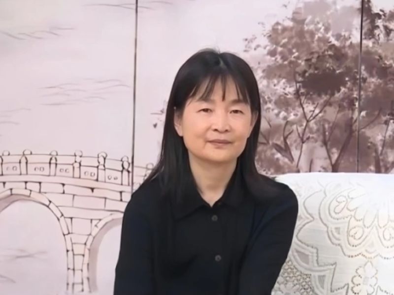 身家 335 億「打工女皇」