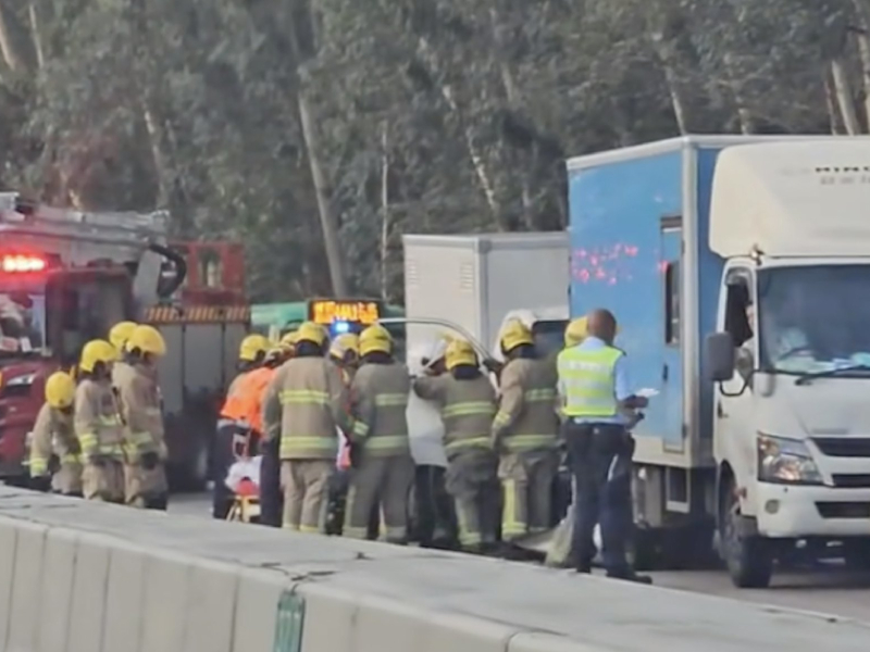 新田公路 4 車連環相撞