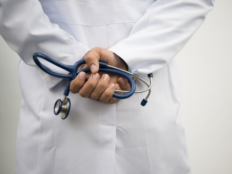 醫生借婦科檢查 20 年性侵 94 名女性 醫生借婦科檢查 20 年性侵 94 名女性