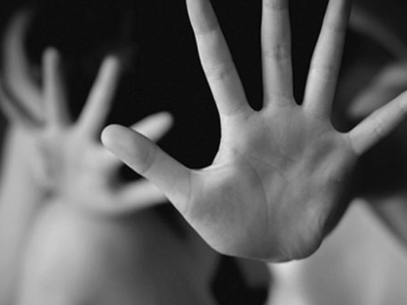 15 歲少女兩年被 14 男輪流強暴