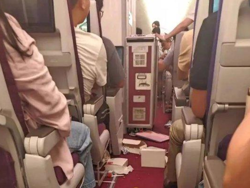 上海至深圳航班 3 秒內飛機突然下墜