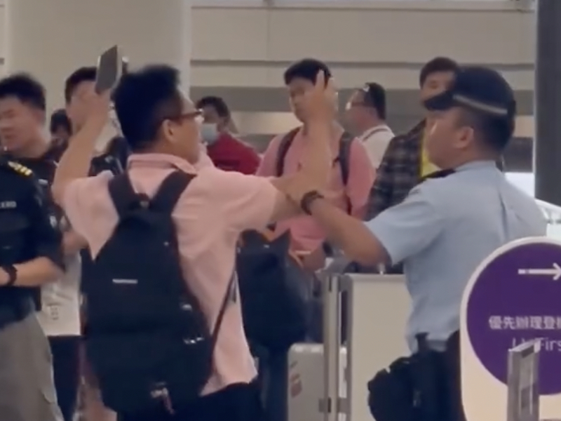 遲到被拒登機 粉衣男大鬧香港機場