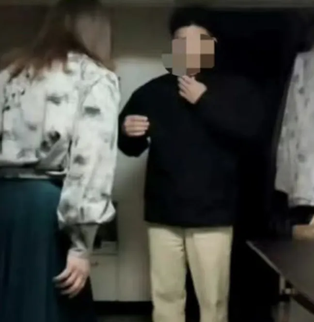 60 歲偽娘 1600 條偷拍視頻