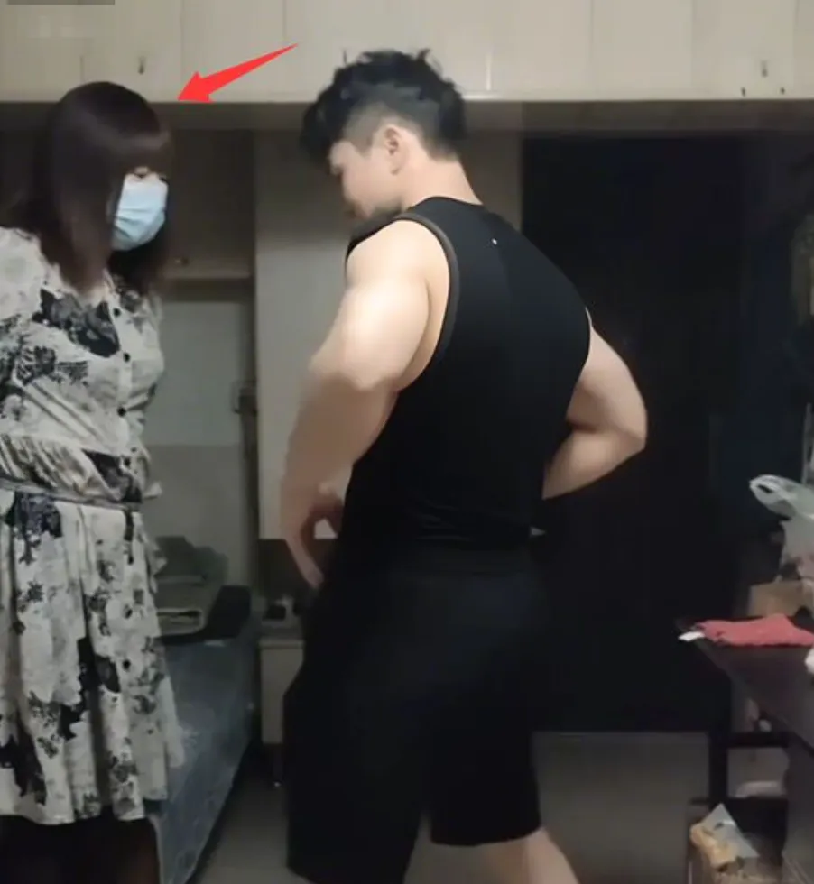 60 歲偽娘 1600 條偷拍視頻