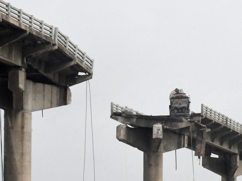 跨河大橋倒塌 12 死 9 傷