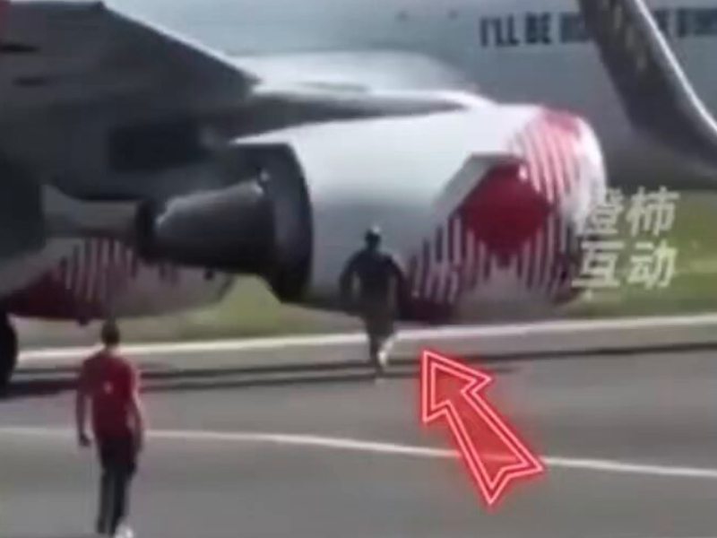男子卷進飛機引擎