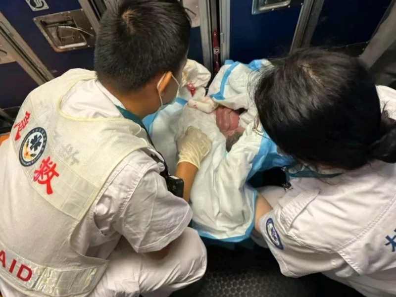 16 歲少女飛機上產子疑攜帶傳染病