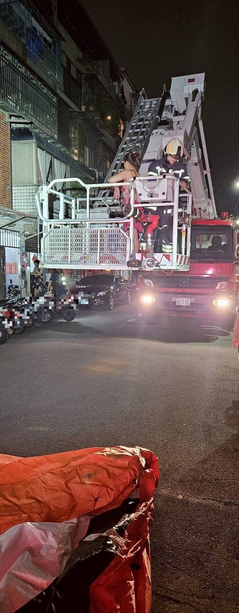 小三不滿已婚男友冷落 穿情趣睡衣突爬窗外