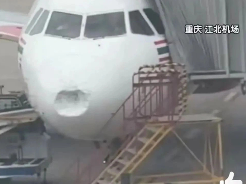 AirAsia 航班遭遇冰雹，擋風玻璃破裂機頭破損