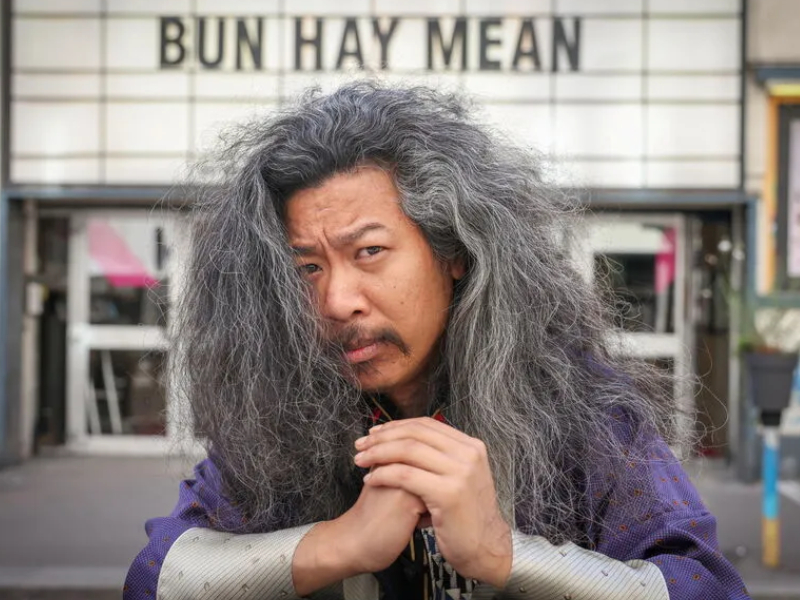 男演員為撿手機，高處墜亡